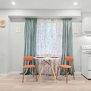 Private Cozy With Free Parking Toronto